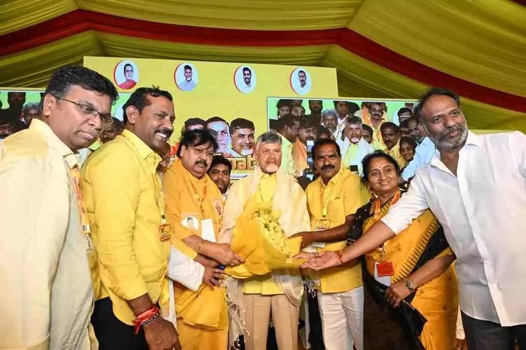 టీడీపీ అధ్యక్షులుగా చంద్రబాబు ఏకగ్రీవం టీడీపీ అధ్యక్షులుగా చంద్రబాబు ఏకగ్రీవం