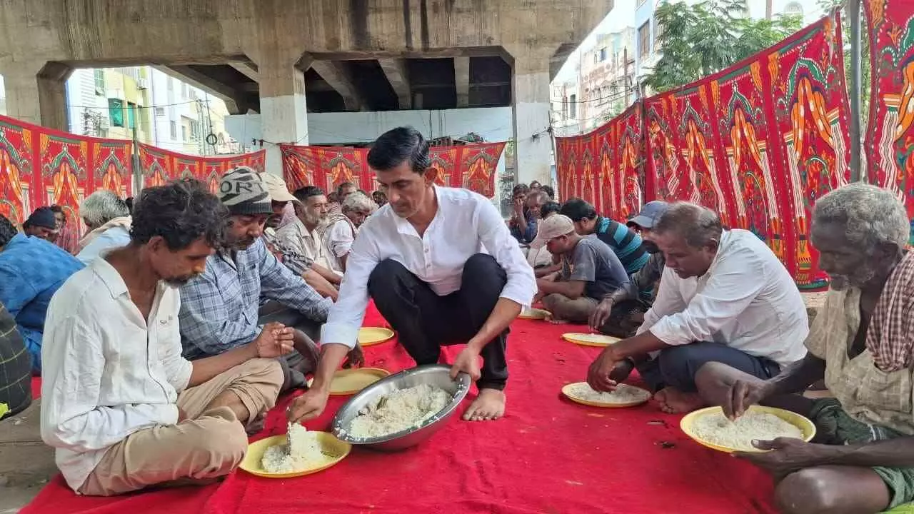 అన్నార్తుల ఆకలి తీరుస్తున్న హైదరాబాద్ అజహర్ మక్సూసి అన్నార్తుల ఆకలి తీరుస్తున్న హైదరాబాద్ అజహర్ మక్సూసి