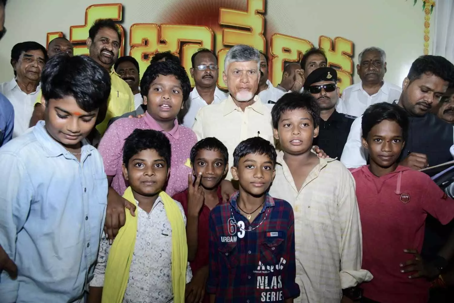 చెయ్యేరు చిన్నారులకు క్రికెట్ కిట్ చెయ్యేరు చిన్నారులకు క్రికెట్ కిట్