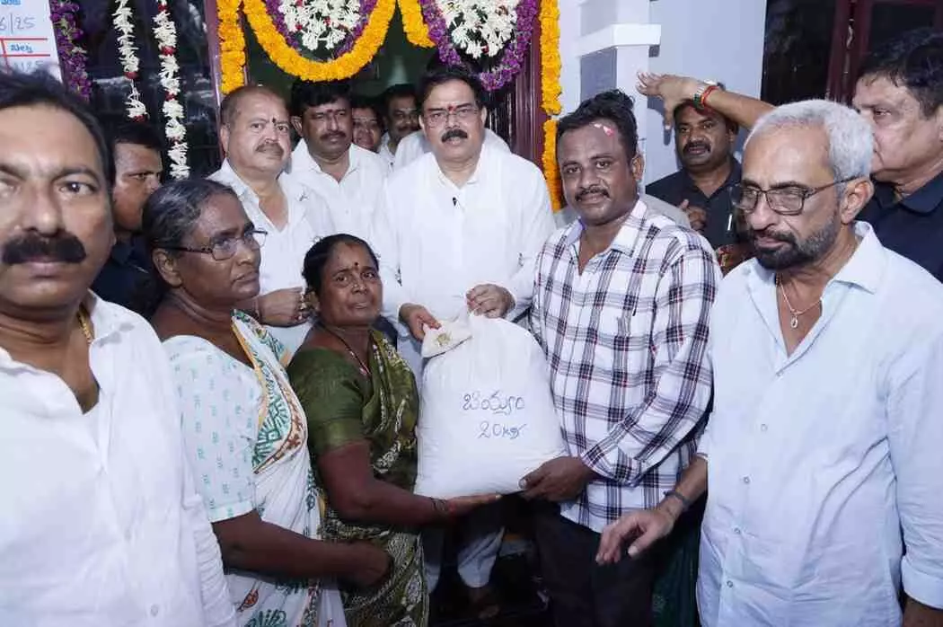 రాష్ట్రంలో ఎక్కడ నుంచైనా రేషన్ తీసుకోవచ్చు రాష్ట్రంలో ఎక్కడ నుంచైనా రేషన్ తీసుకోవచ్చు
