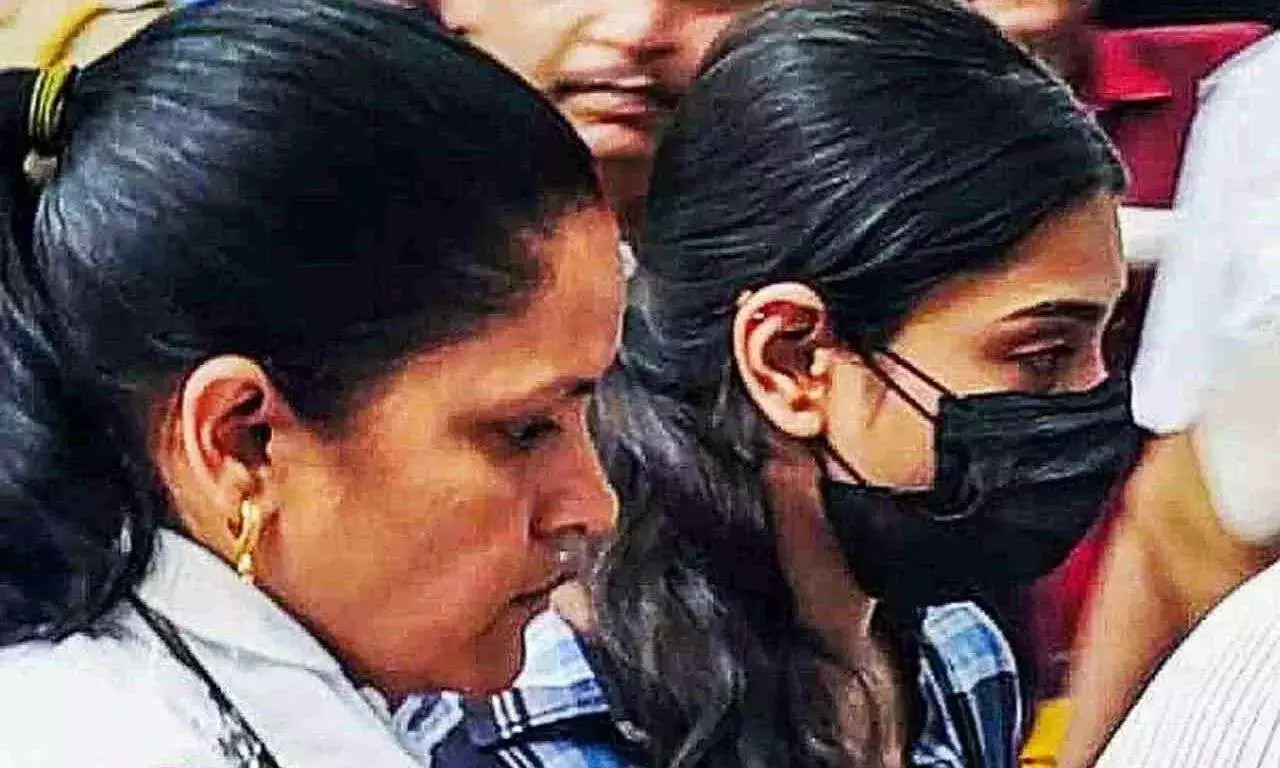 లా విద్యార్థిని శర్మిష్ఠ పనోలికి పొలిటీషియన్ల మద్దతు లా విద్యార్థిని శర్మిష్ఠ పనోలికి పొలిటీషియన్ల మద్దతు