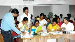 వెలుగులు పంచిన గిరిజన మహిళల జీవితాల్లో చీకటి వ్యథ!