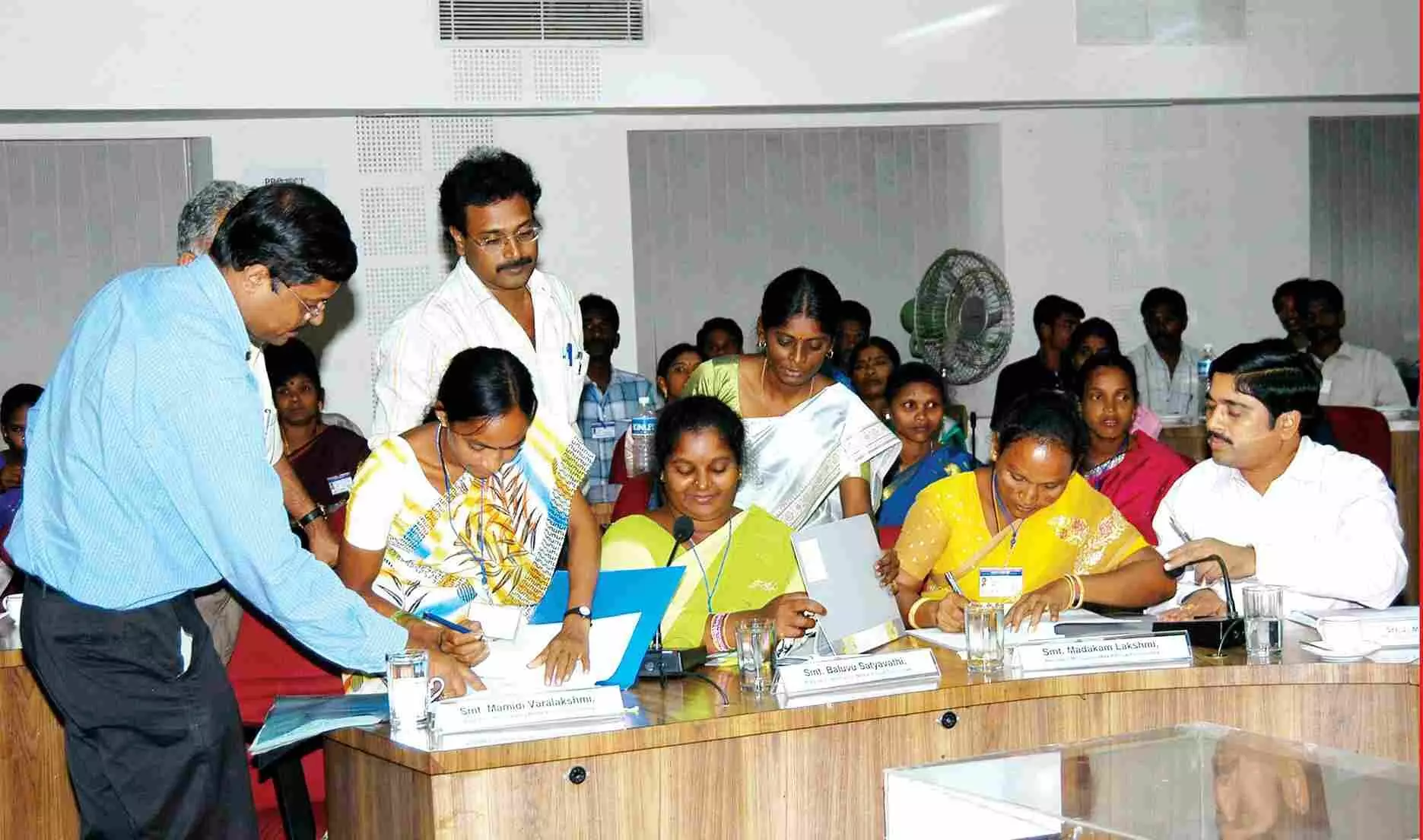 వెలుగులు పంచిన గిరిజన మహిళల జీవితాల్లో చీకటి వ్యథ! వెలుగులు పంచిన గిరిజన మహిళల జీవితాల్లో చీకటి వ్యథ!