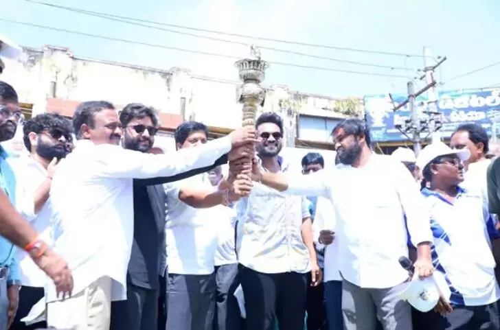మసులా ఉత్సవాలకు ముందు ‘భైరవం’ టీమ్ సందడి మసులా ఉత్సవాలకు ముందు ‘భైరవం’ టీమ్ సందడి