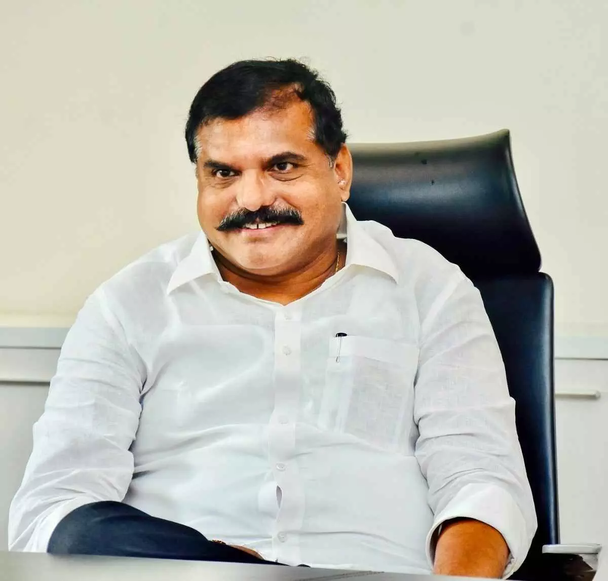 మాట్లాడుతూ పడిపోయిన బొత్స మాట్లాడుతూ పడిపోయిన బొత్స