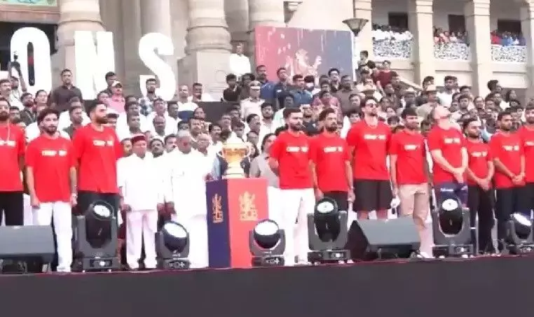 బెంగళూరు చిన్నస్వామి స్టేడియం సమీపంలో తొక్కిసలాట - పది మంది మృతి. బెంగళూరు చిన్నస్వామి స్టేడియం సమీపంలో తొక్కిసలాట - పది మంది మృతి.