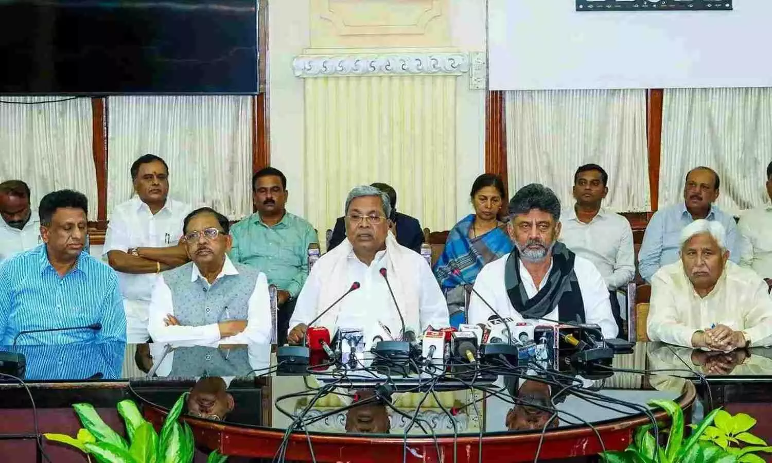 బెంగళూరు తొక్కిసలాట ఘటనతో పోలీసు కమిషనర్పై వేటు బెంగళూరు తొక్కిసలాట ఘటనతో పోలీసు కమిషనర్పై వేటు