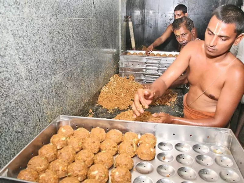 నాడు భక్తులు తిన్నవన్నీ ఫేక్ నెయ్యి లడ్డూలేనా! నాడు భక్తులు తిన్నవన్నీ ఫేక్ నెయ్యి లడ్డూలేనా!