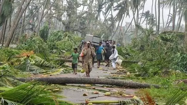 సీమలో కరువు బెంగ.. కోస్తాలో తుపానుల బెడద! సీమలో కరువు బెంగ.. కోస్తాలో తుపానుల బెడద!