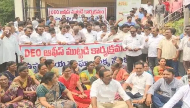 ఆన్లైన్ వద్దు..మాన్యువలే ముద్దు ఆన్లైన్ వద్దు..మాన్యువలే ముద్దు
