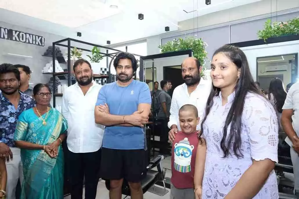 రొటీన్కు భిన్నంగా నిక్కరు, టీషర్టుతో పవన్ కల్యాణ్ రొటీన్కు భిన్నంగా నిక్కరు, టీషర్టుతో పవన్ కల్యాణ్