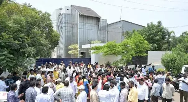 విజయవాడ సాక్షి కార్యాలయంపై దండెత్తిన మహిళలు