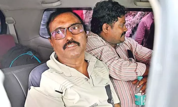 బెయిల్ వచ్చి రెండు రోజులైనా కొమ్మినేని జైలులోనే... కారణం ఏంటంటే? బెయిల్ వచ్చి రెండు రోజులైనా కొమ్మినేని జైలులోనే... కారణం ఏంటంటే?