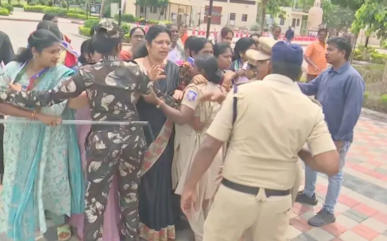 వైఎస్సార్సీపీ మహిళా విభాగం నిరసన వైఎస్సార్సీపీ మహిళా విభాగం నిరసన