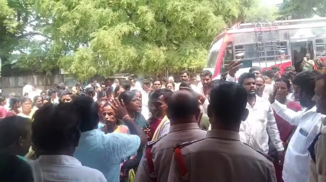 మదనపల్లె:రెండు పల్లెల్లో చిచ్చు రేపిన ప్రేమ పంచాయితీ మదనపల్లె:రెండు పల్లెల్లో చిచ్చు రేపిన ప్రేమ పంచాయితీ