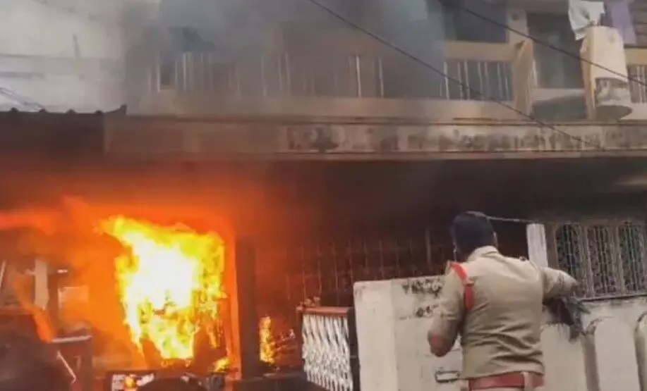 ఏలూరు సాక్షి కార్యాలయం ఫర్నీచర్ కు నిప్పు
