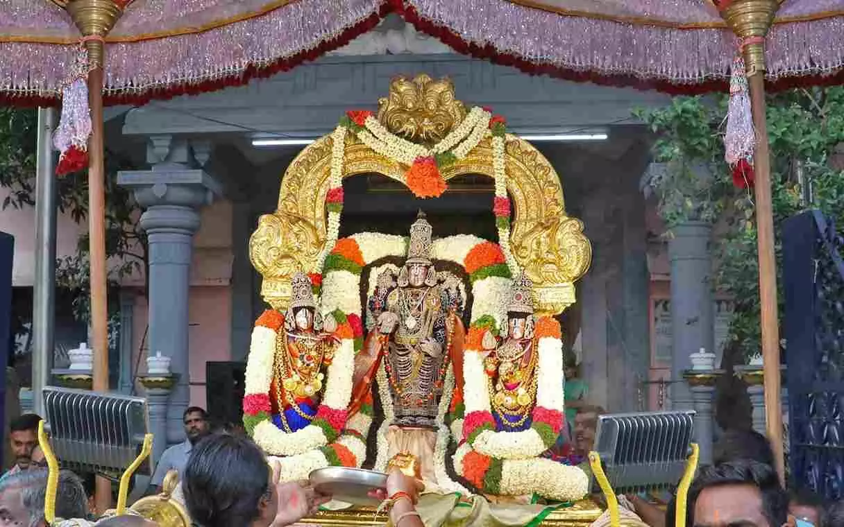 TIRUMALA || ముత్యపు కవచంలో మురిపించిన శ్రీ మలయప్ప.. TIRUMALA || ముత్యపు కవచంలో మురిపించిన శ్రీ మలయప్ప..