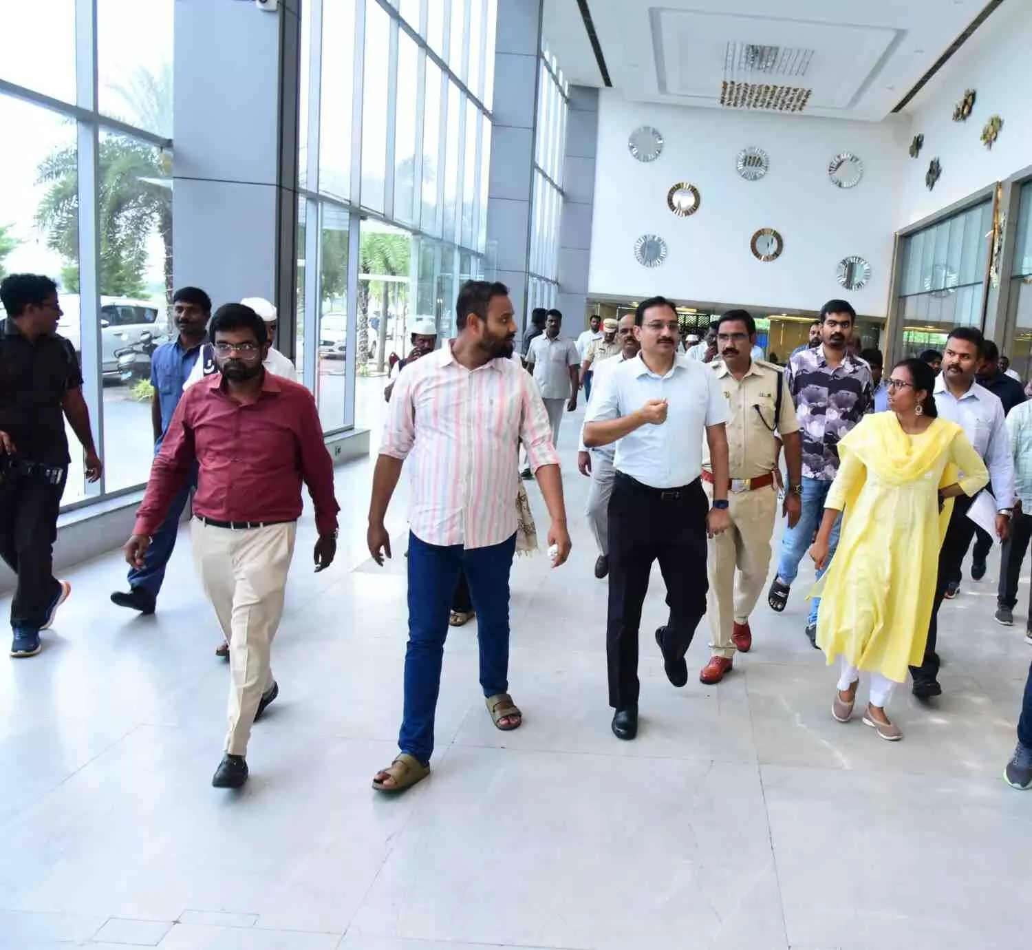 నేడు ప్రజా ప్రతినిధులతో పోరంకిలో సీఎం భేటీ నేడు ప్రజా ప్రతినిధులతో పోరంకిలో సీఎం భేటీ