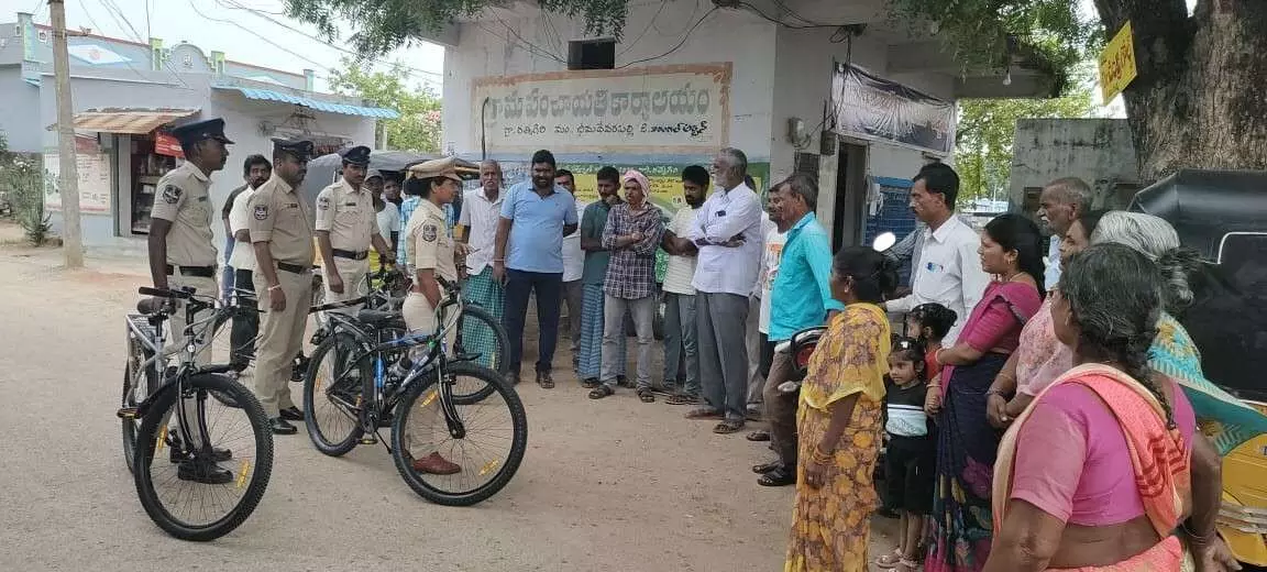 మాజీ ప్రధాని ఊరును మరోసారి వార్తల్లోకెక్కించిన మహిళా ఎస్సై మాజీ ప్రధాని ఊరును మరోసారి వార్తల్లోకెక్కించిన మహిళా ఎస్సై