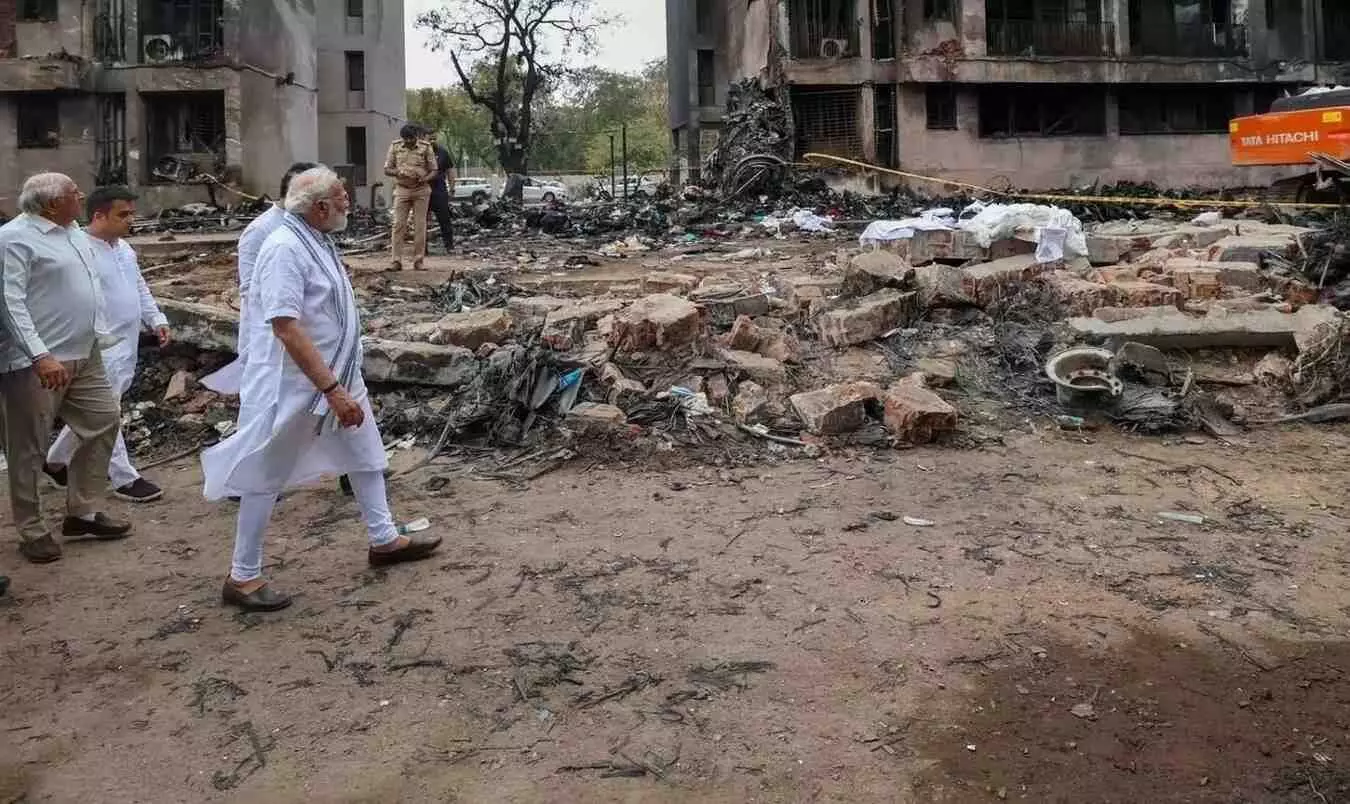 ఘటనా స్థలాన్ని పరిశీలించిన ప్రధాని మోదీ ఘటనా స్థలాన్ని పరిశీలించిన ప్రధాని మోదీ