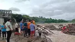 పూణేలో కూలిన వంతెన