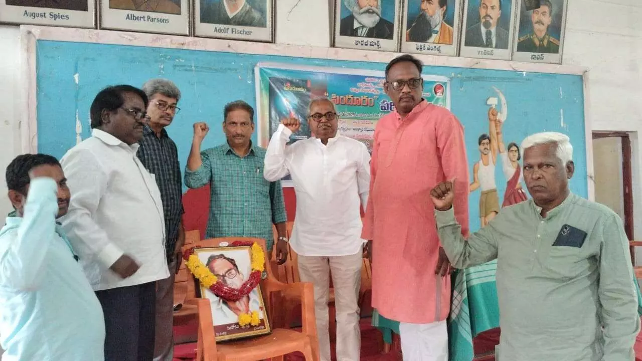 కార్ల్ మార్క్స్ ‘పెట్టుబడి’ ‘సిందూరం’మై మెరిసిన వేళ... కార్ల్ మార్క్స్ ‘పెట్టుబడి’ ‘సిందూరం’మై మెరిసిన వేళ...