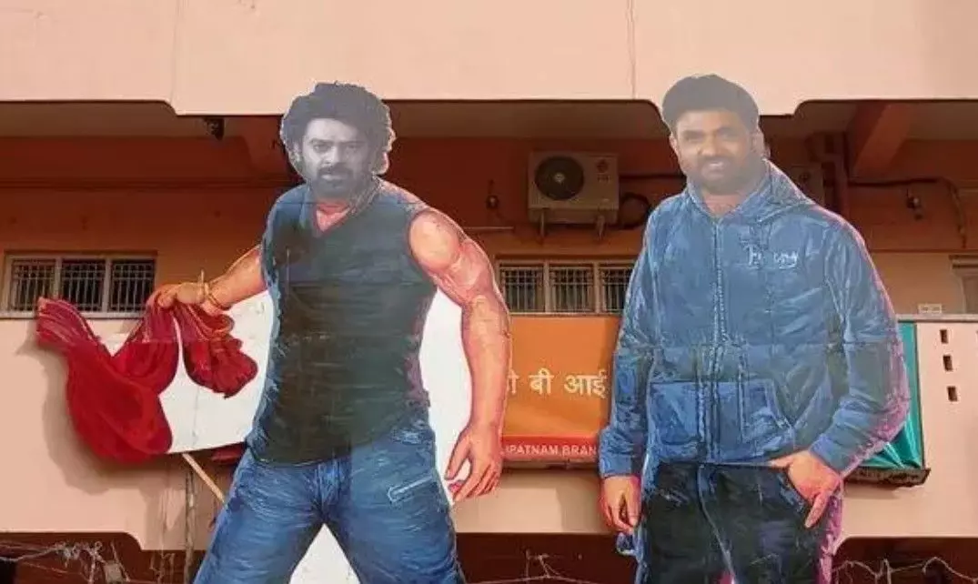 ‘‘రాజాసాబ్’’ టీజర్ లో ఈ అయిదు అంశాలను గమనించారా? ‘‘రాజాసాబ్’’ టీజర్ లో ఈ అయిదు అంశాలను గమనించారా?