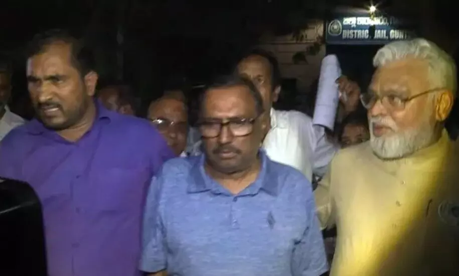 బెయిల్ పై కొమ్మినేని శ్రీనివాసరావు విడుదల బెయిల్ పై కొమ్మినేని శ్రీనివాసరావు విడుదల