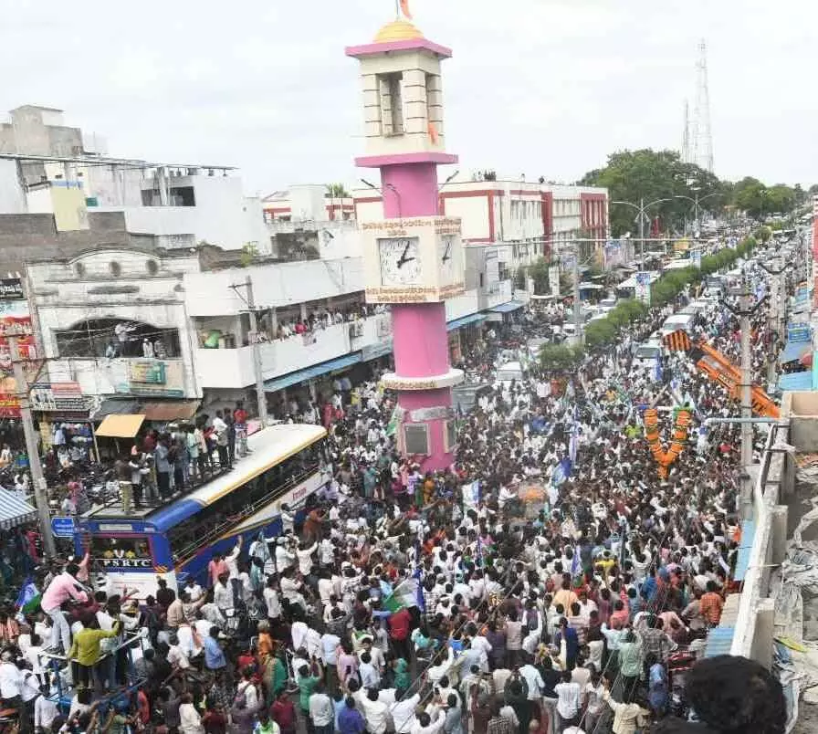 జగన్ సభకు ఇంత జనమేమిటి? జగన్ సభకు ఇంత జనమేమిటి?