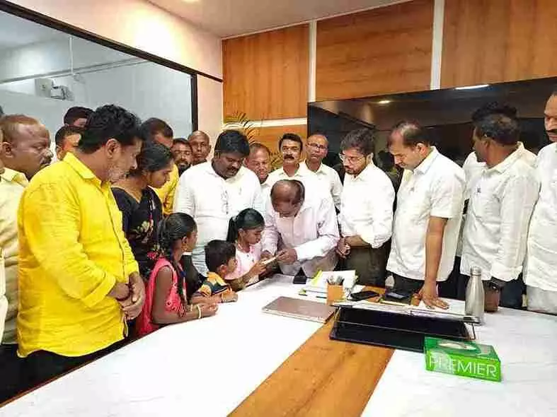 CM CHANDRABABU | కుప్పం:24 గంటలు తిరగకండానే.. శిరీషకు ప్రభుత్వం ఆసరా CM CHANDRABABU | కుప్పం:24 గంటలు తిరగకండానే.. శిరీషకు ప్రభుత్వం ఆసరా