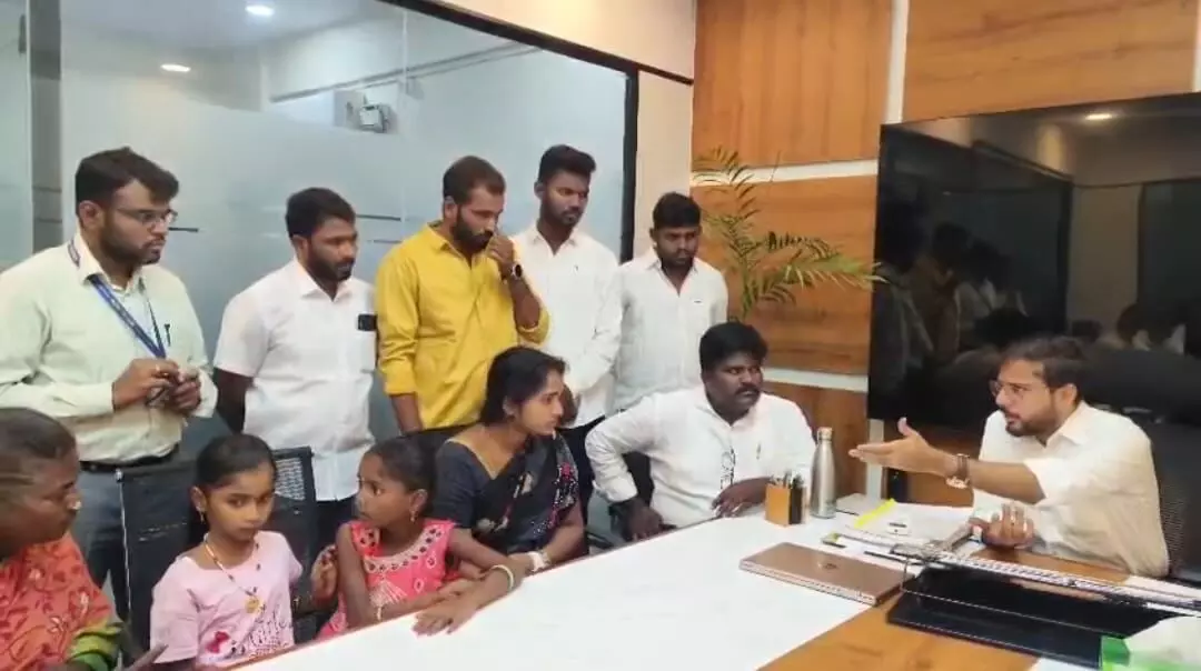 శిరీషతో మాట్లాడుతున్న కడా డైరెక్టర్ వికాస్ మర్మత్ శిరీషతో మాట్లాడుతున్న కడా డైరెక్టర్ వికాస్ మర్మత్