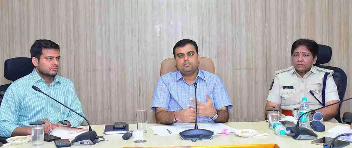 మాట్లాడుతున్న కలెక్టర్ చేతన్, చిత్రంలో శ్రీసత్యసాయి జిల్లా ఎస్పీ రత్న మాట్లాడుతున్న కలెక్టర్ చేతన్, చిత్రంలో శ్రీసత్యసాయి జిల్లా ఎస్పీ రత్న