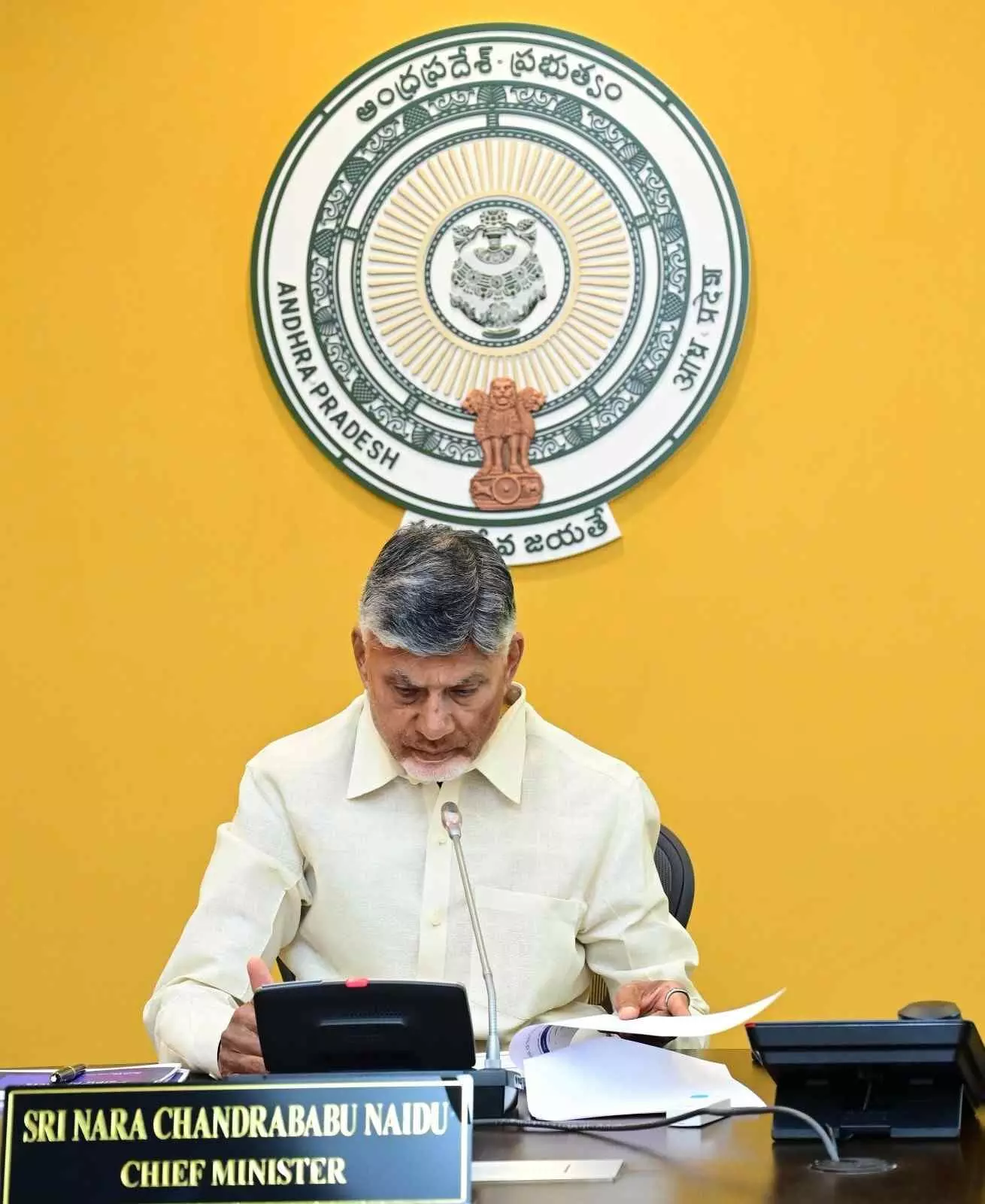 శక్తి మేరకు ప్రాజెక్టులు కట్టుకుందాం: సీఎం చంద్రబాబు శక్తి మేరకు ప్రాజెక్టులు కట్టుకుందాం: సీఎం చంద్రబాబు