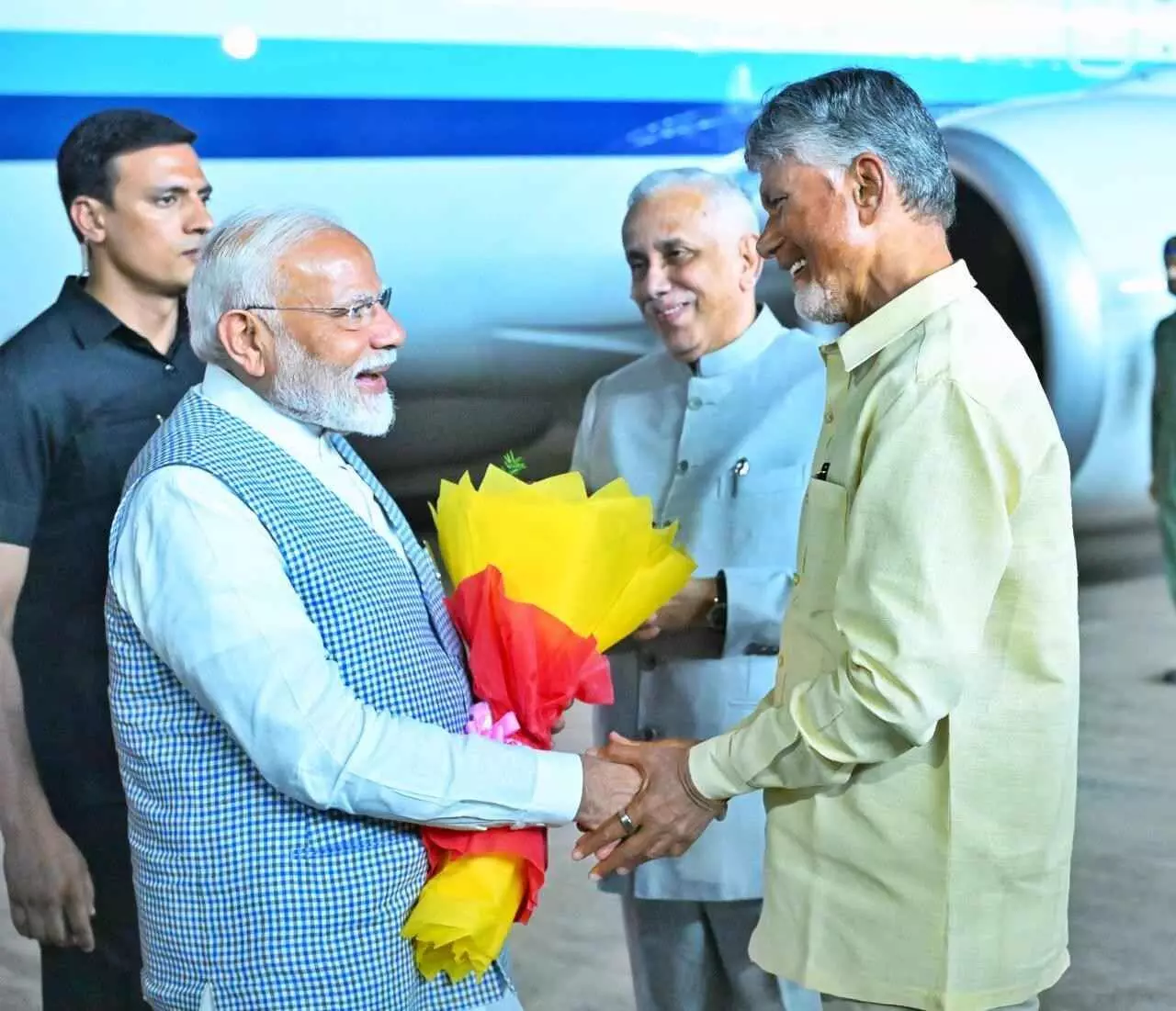 విశాఖ చేరుకున్న ప్రధాని మోదీ