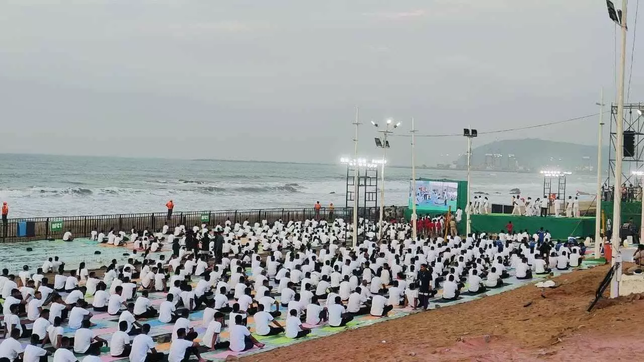 విశాఖ ఆర్ కె బీచ్ లో యోగ సందడి (ఫోటో గ్యాలరీ) విశాఖ ఆర్ కె బీచ్ లో యోగ సందడి (ఫోటో గ్యాలరీ)