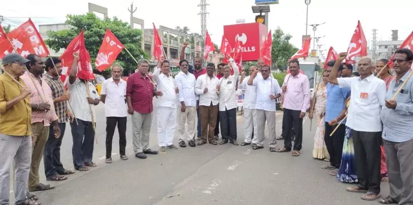 అమెరికా బాంబుదాడులపై మంగళగిరిలో నిరసన