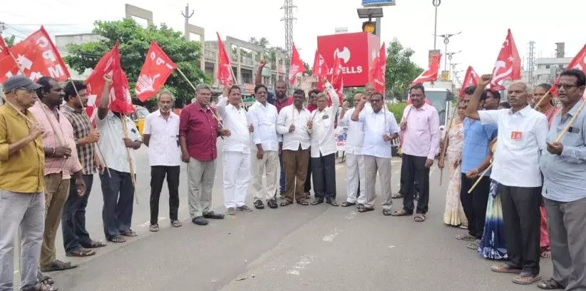 అమెరికా బాంబుదాడులపై మంగళగిరిలో నిరసన అమెరికా బాంబుదాడులపై మంగళగిరిలో నిరసన