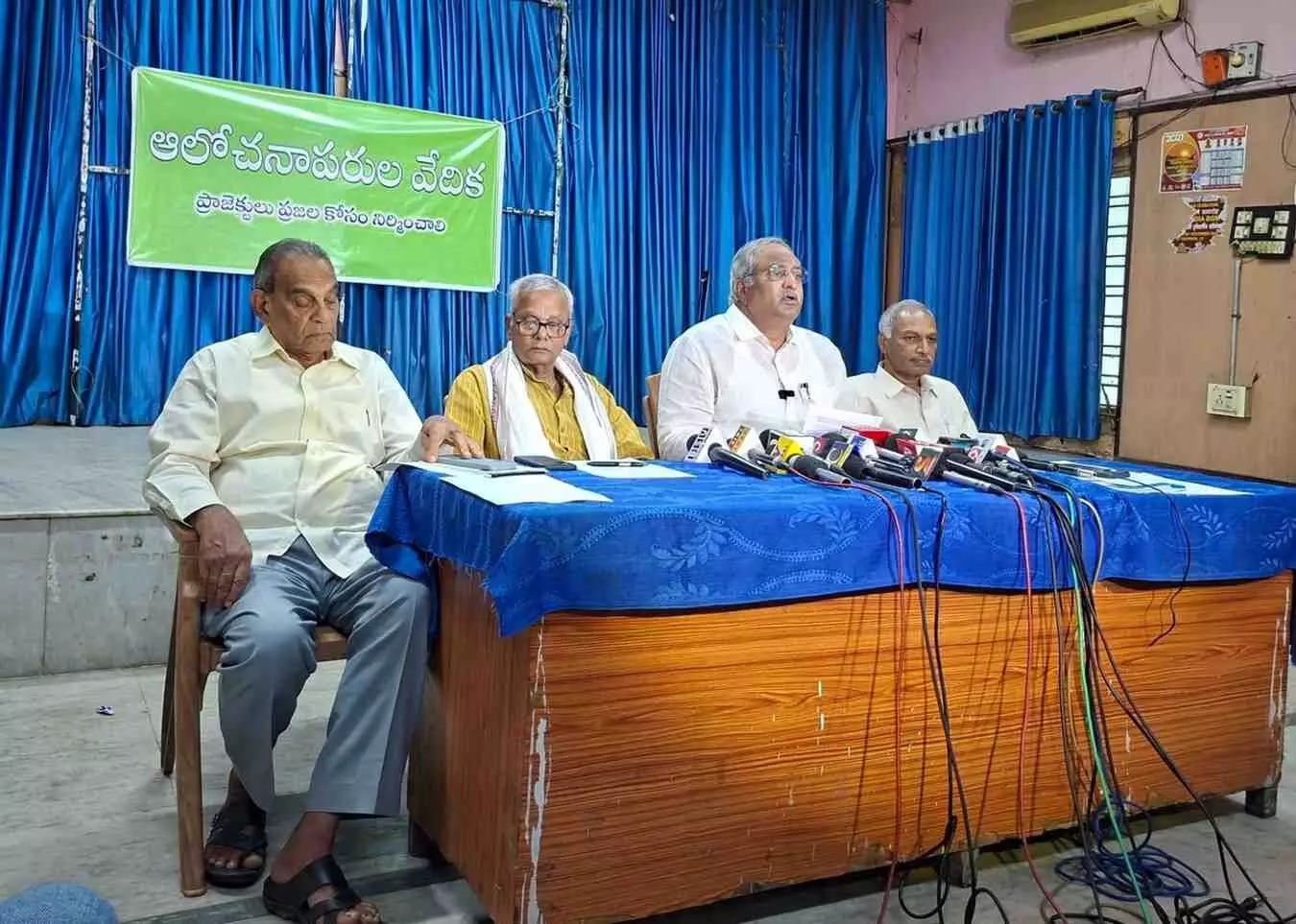 చంద్రబాబును ప్రశ్నిస్తున్న ఆంధ్రా మేధావులు చంద్రబాబును ప్రశ్నిస్తున్న ఆంధ్రా మేధావులు