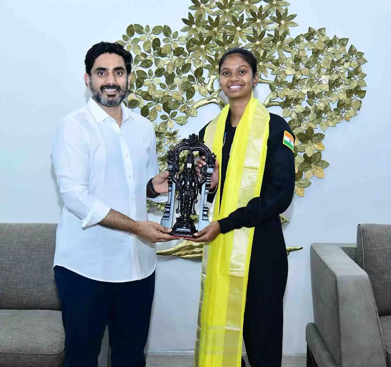 లోకేష్ ను కలిసిన అనలాగ్ ఆస్ట్రోనాట్ దంగేటి జాహ్నవి లోకేష్ ను కలిసిన అనలాగ్ ఆస్ట్రోనాట్ దంగేటి జాహ్నవి
