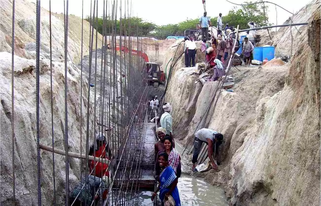 సోమావతి నది కింద డ్యామ్లు నిర్మించినప్పటి దృశ్యాలు. సోమావతి నది కింద డ్యామ్లు నిర్మించినప్పటి దృశ్యాలు.