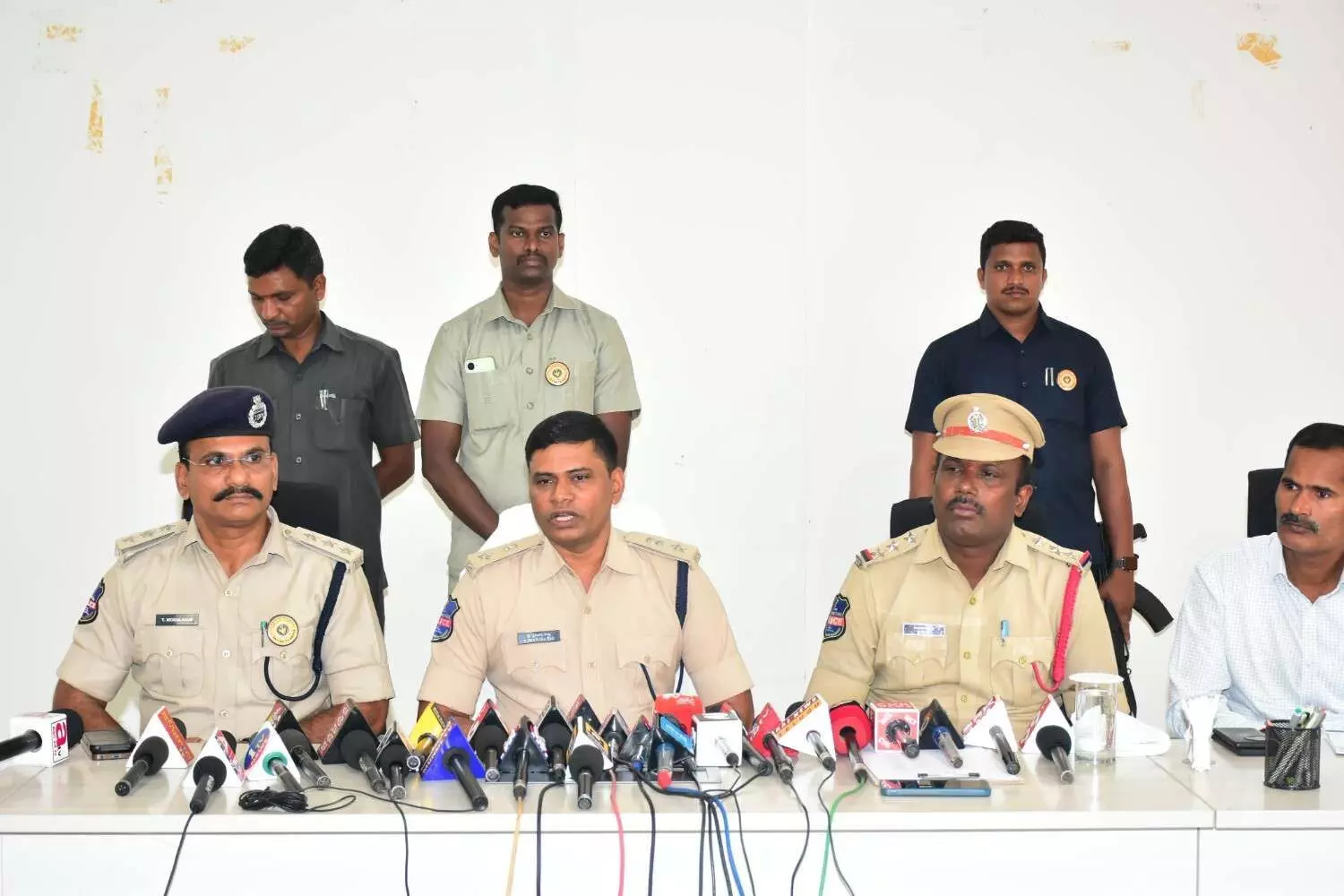 ప్రియుడితో కలిసి భార్యే భర్తను మట్టు పెట్టించింది... ప్రియుడితో కలిసి భార్యే భర్తను మట్టు పెట్టించింది...