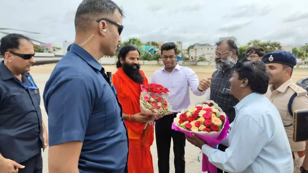 మదనపల్లెలో రాందేవ్ బాబాను స్వాగతిస్తున్న సబ్ కలెక్టర్ మేఘస్వరూప్, అధికారులు మదనపల్లెలో రాందేవ్ బాబాను స్వాగతిస్తున్న సబ్ కలెక్టర్ మేఘస్వరూప్, అధికారులు