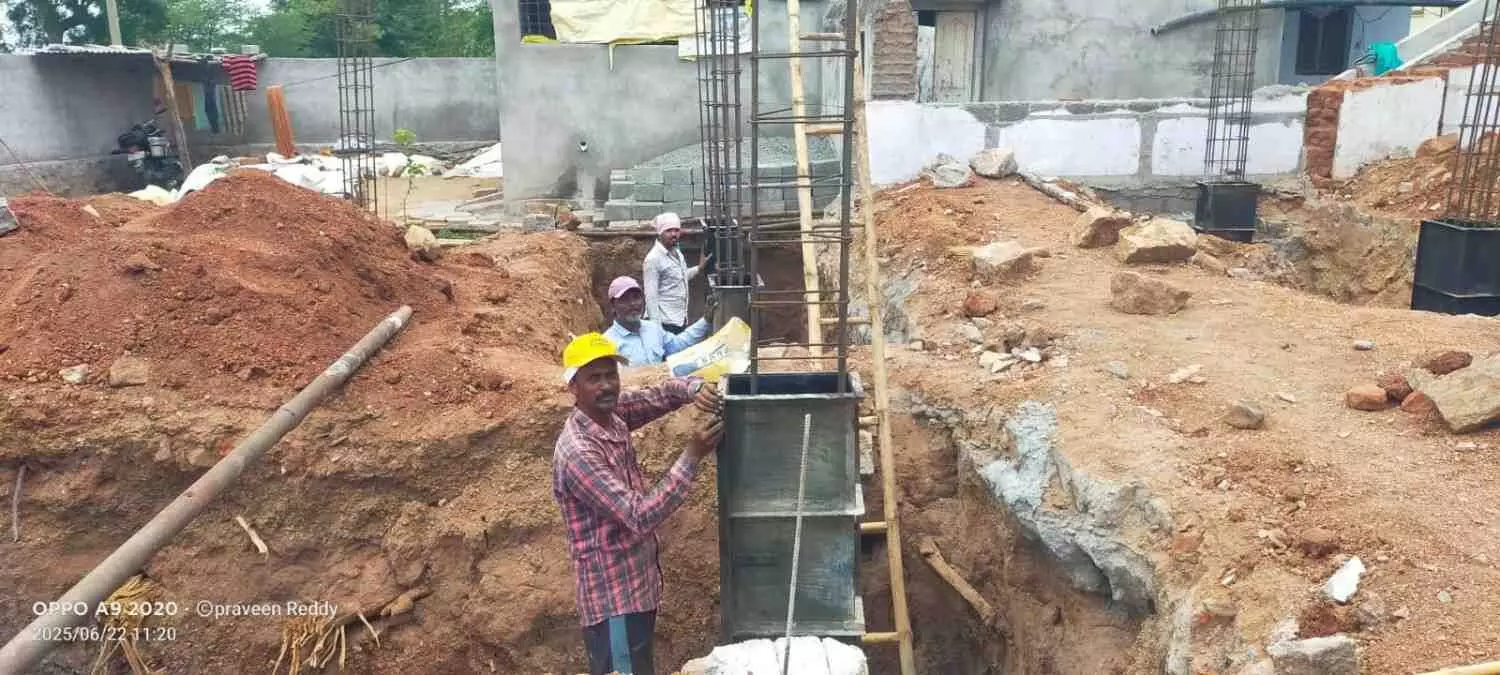 నిర్మాణ వ్యయం పెరగడానికి కారణమైన ‘ఇందిరమ్మ ఇళ్లు’? నిర్మాణ వ్యయం పెరగడానికి కారణమైన ‘ఇందిరమ్మ ఇళ్లు’?