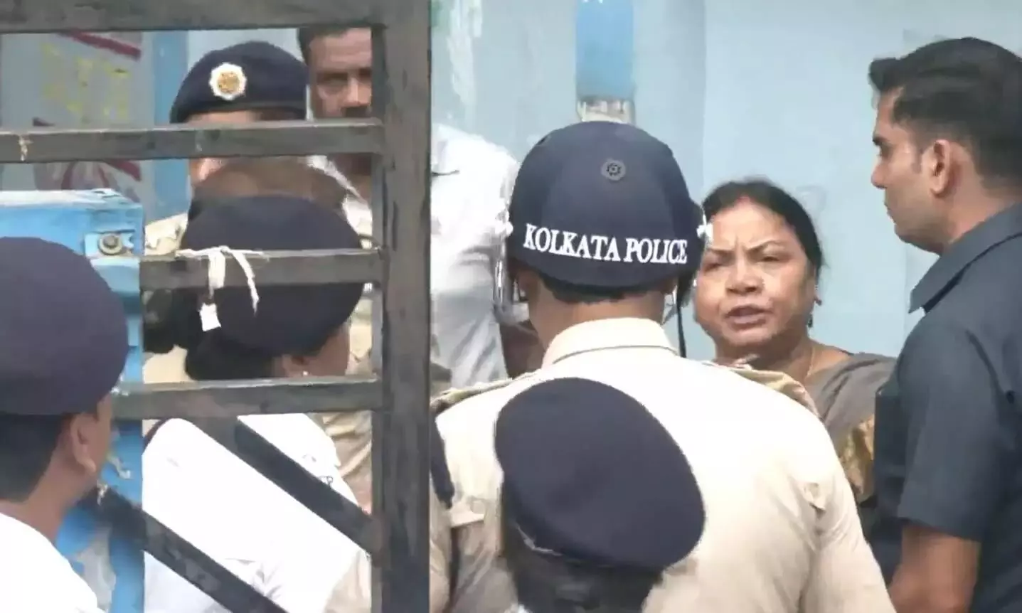 Kolkata gang rape : కోల్కతా లా కాలేజీకి NCW సభ్యురాలు. Kolkata gang rape : కోల్కతా లా కాలేజీకి NCW సభ్యురాలు.