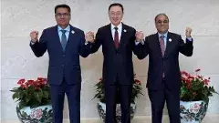 ముగ్గురు మిత్రులు, భారత శత్రువుల ఐకమత్యం