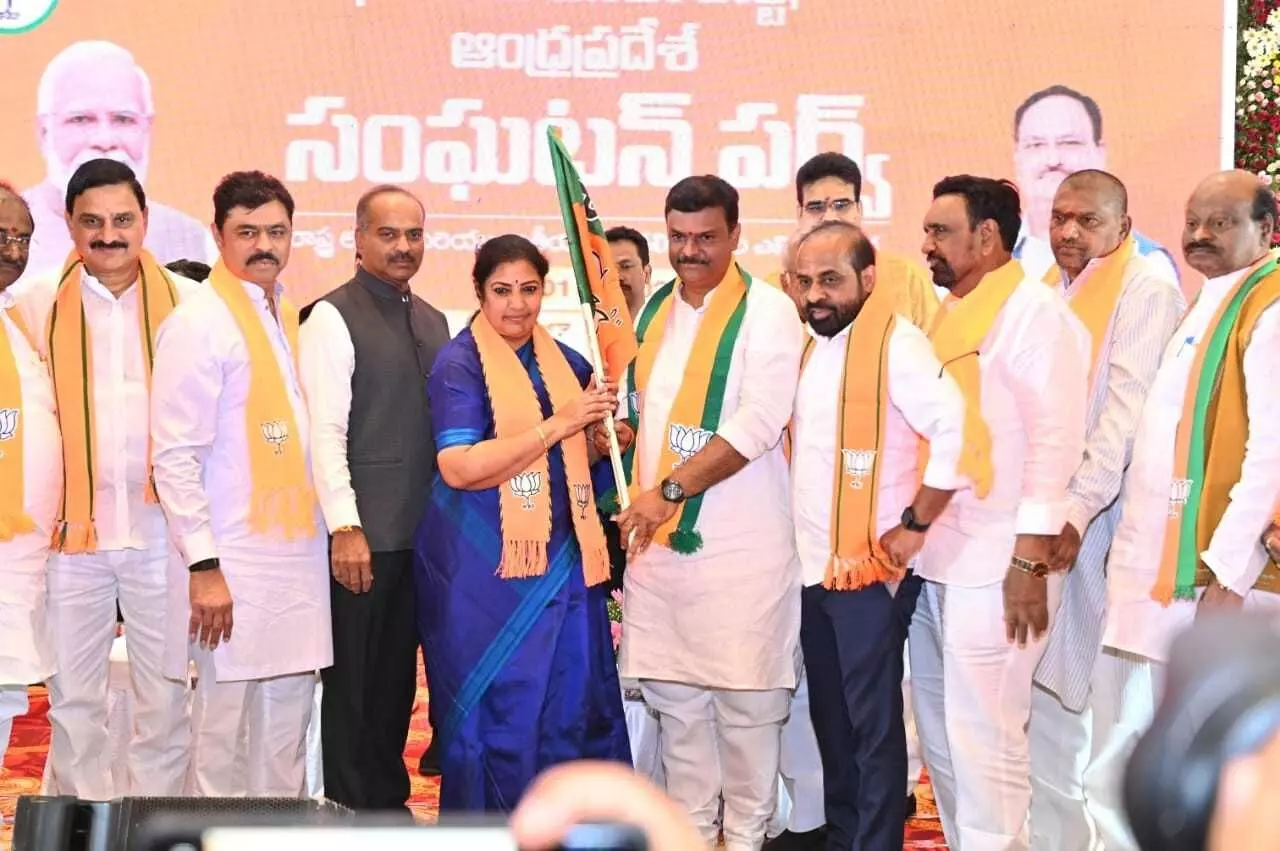 బీజేపీ అధ్యక్షునిగా బాధ్యతలు స్వీకరించిన మాధవ్ బీజేపీ అధ్యక్షునిగా బాధ్యతలు స్వీకరించిన మాధవ్