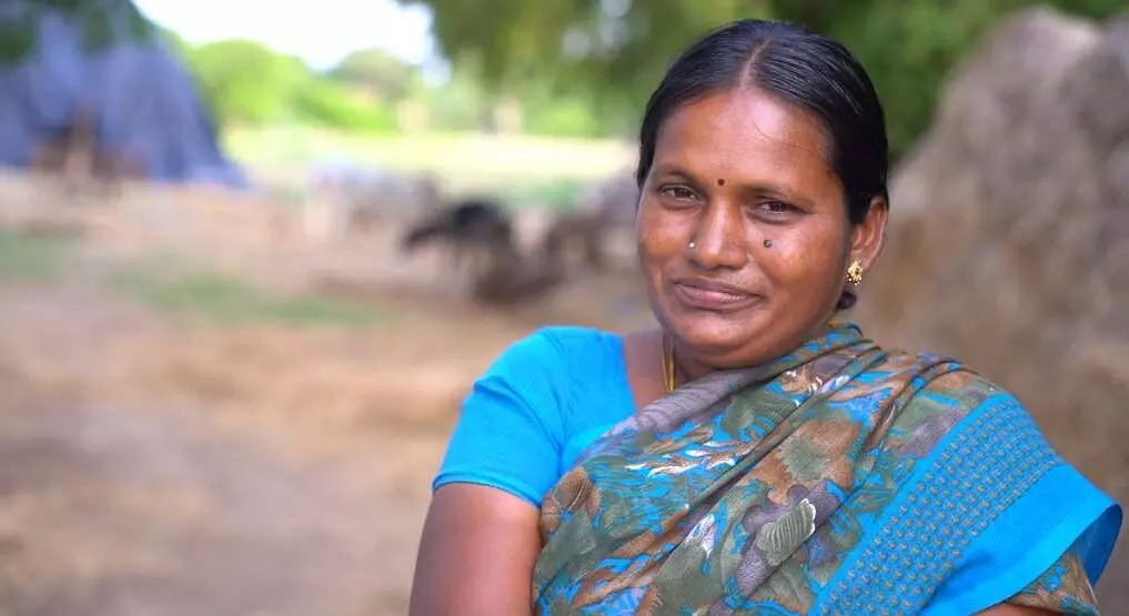 ‘ బ్యాంకులు మాకు  రుణాలివ్వవు, విత్తనాలు, ఎరువుల కోసం వెతుక్కోవాలి. వ్యవసాయంలో భర్తకు ఉన్న అనుభవం మాకు ఉండదు,’ నిర్మల, జనగామ