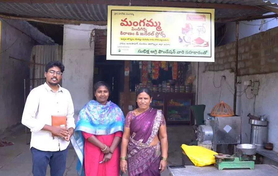 రైతు కుటుంబాలను కలిసి సమస్యలు తెలుసుకుంటున్న సుభిక్ష ప్రతినిధులు సాగరిక, ఉమేష్‌