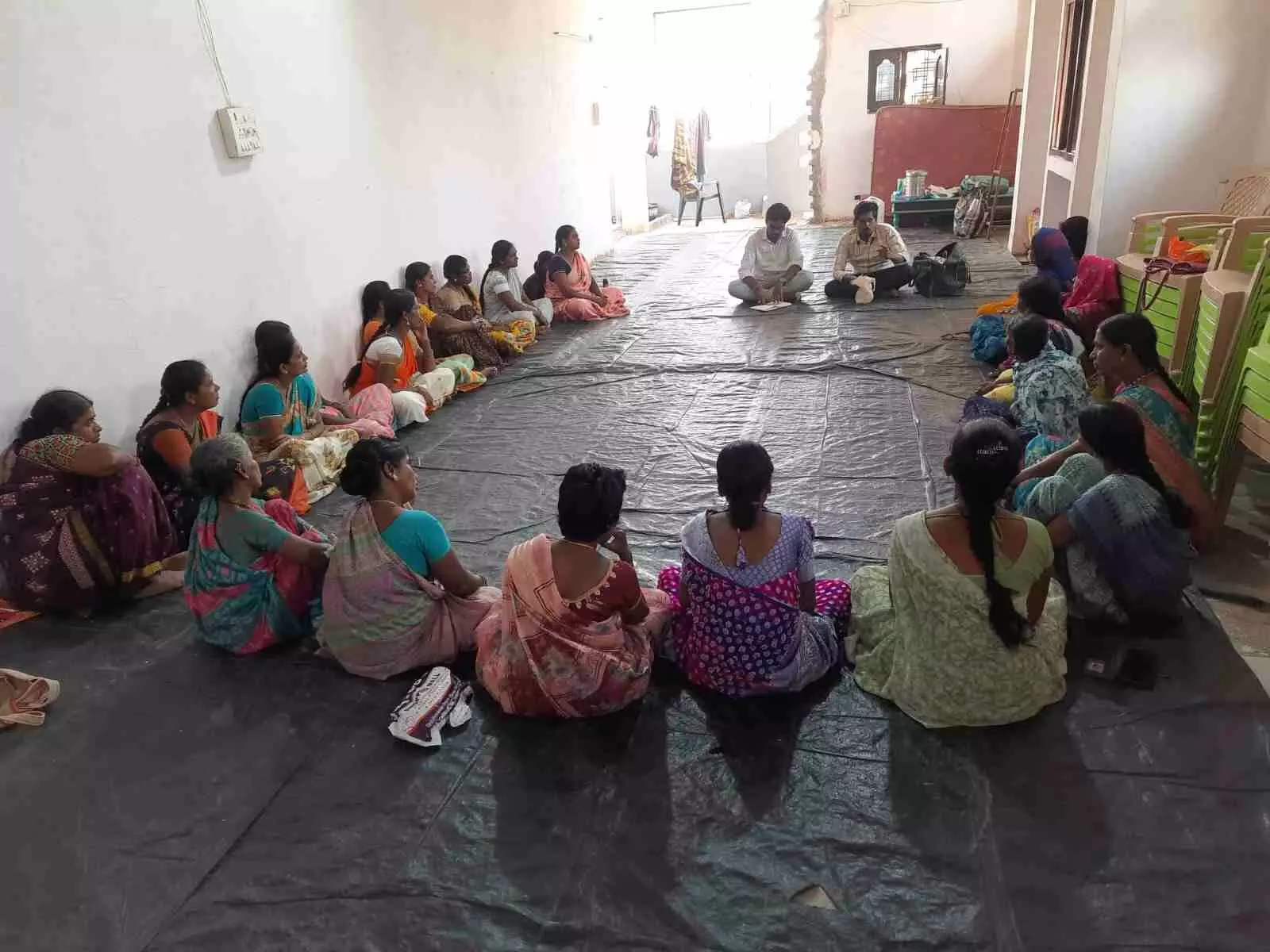 మహిళా రైతులతో ప్రతీ నెలా సమావేశం నిర్వహించి వారు ఎదొర్కొంటున్న సమస్యల పరిష్కారానికి ప్రయత్నం చేయడం సుభిక్ష విధానం