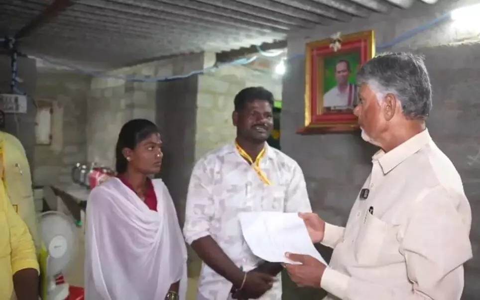 వెంకటేష్ దంపతులతో మాట్లాడుతున్న సీఎం చంద్రబాబు